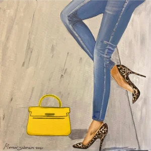 נשענת על קיר עם עקבים מנומרים